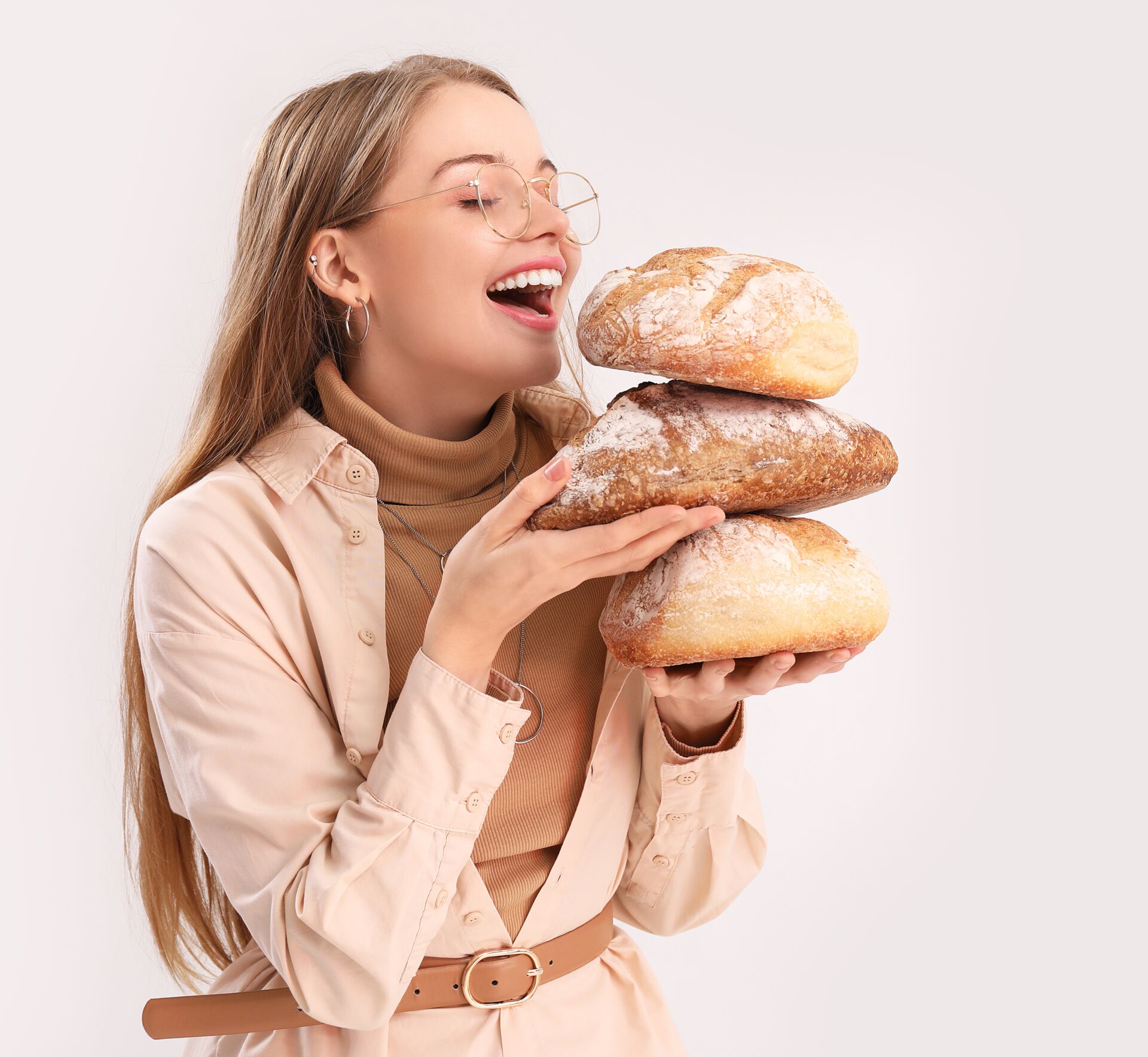 Eine Frau, die 3 verschiedene Brotsorten in der Hand hält und sich freut